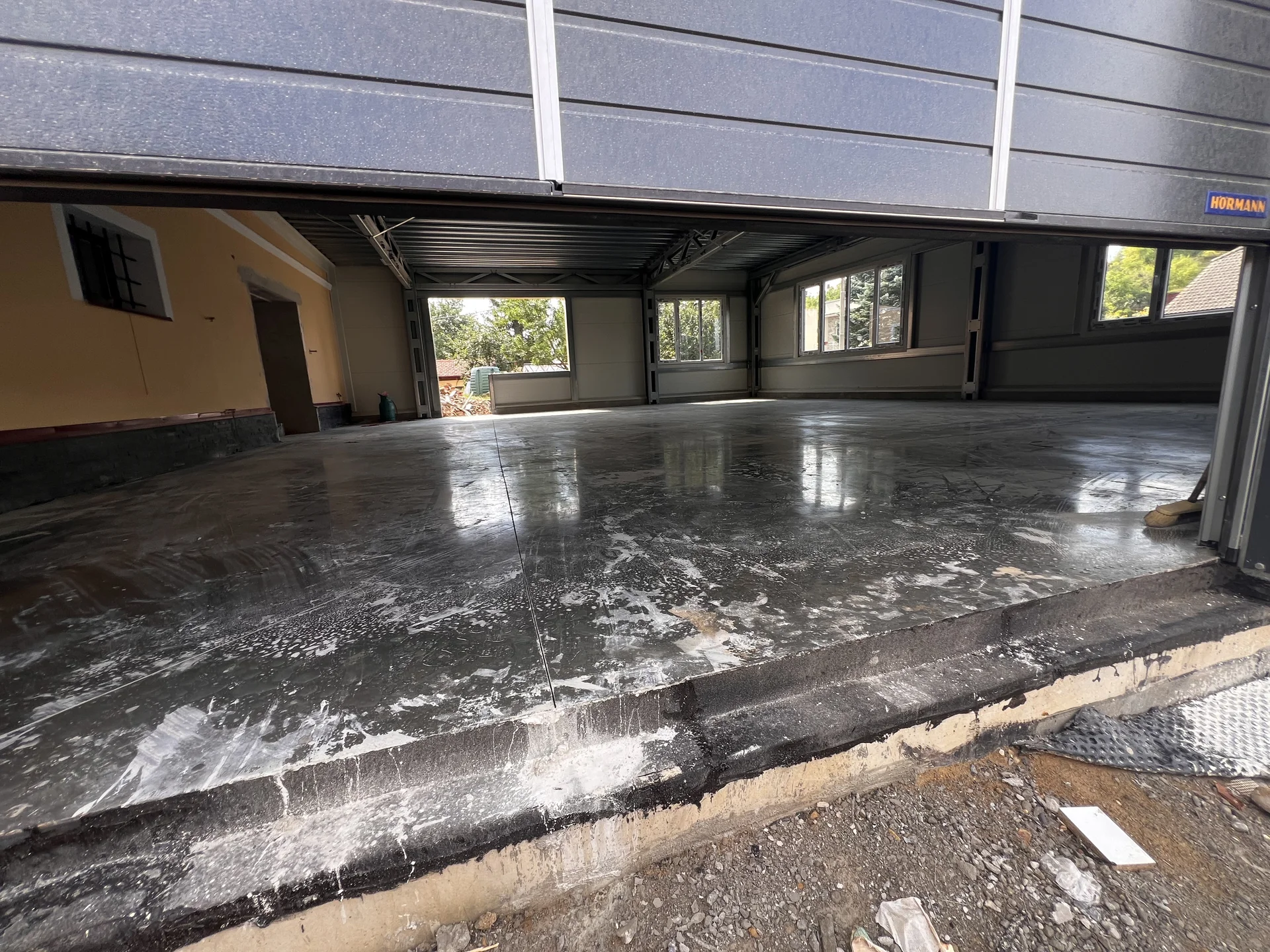 Hotová dílna před vysátím a zaklizením plochy – leštěný beton se vsypem, dílna stolařství Zlín 260 m²