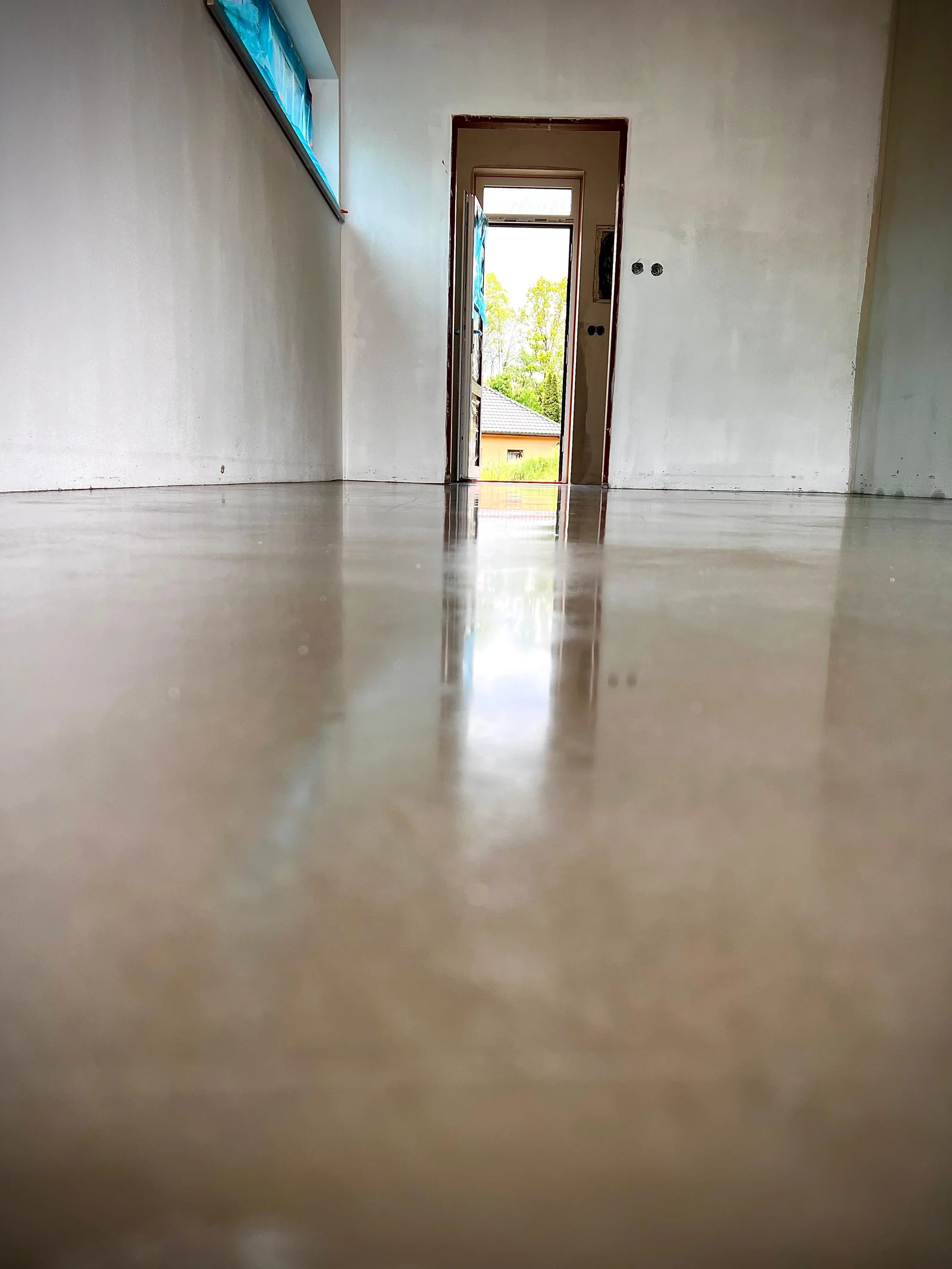 Detail finálního povrchu leštěného betonu v garáži