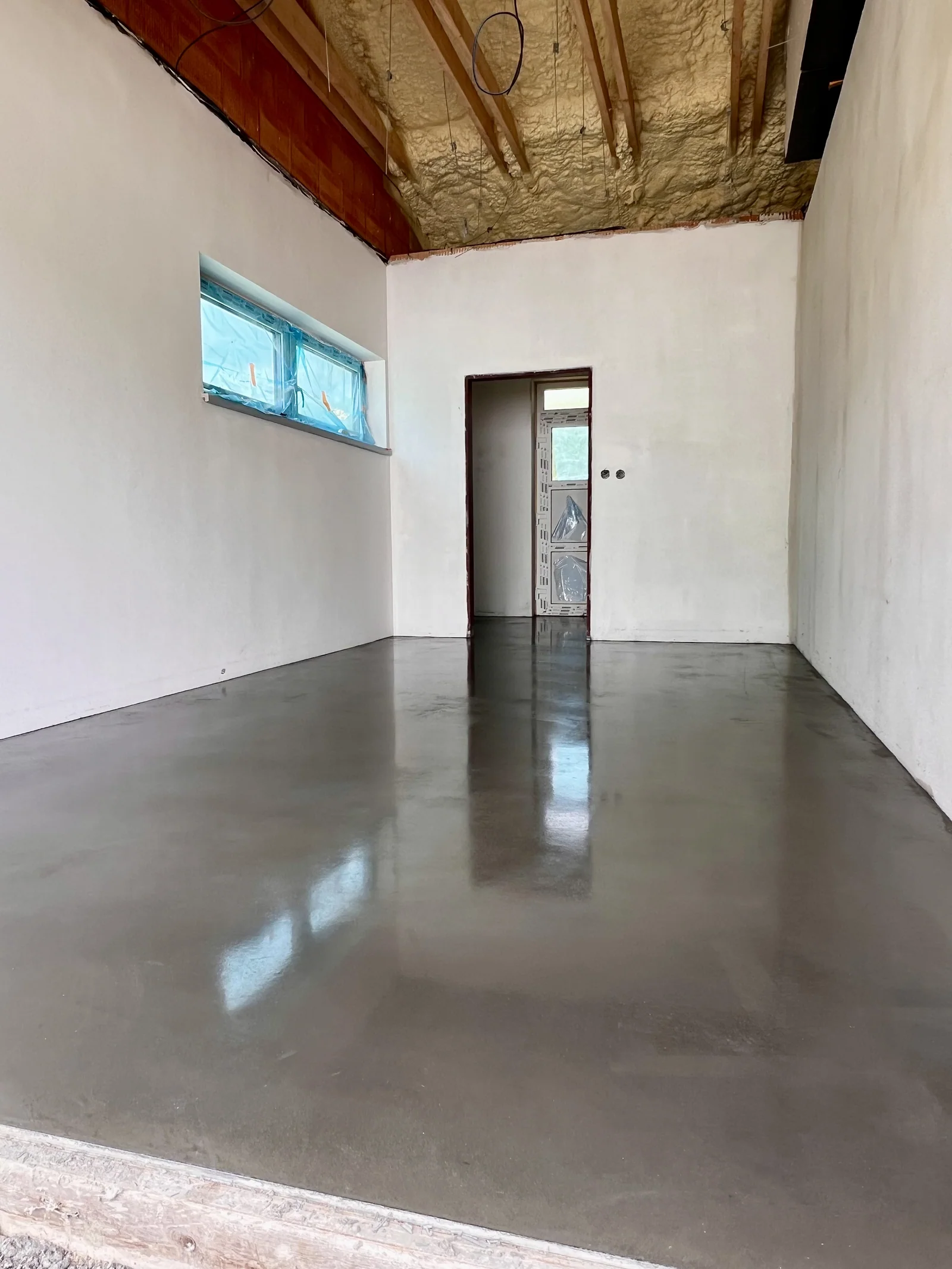 Finální leštěný beton v garáži RD Bělkovice-Laštany — Level 2 lehký lesk