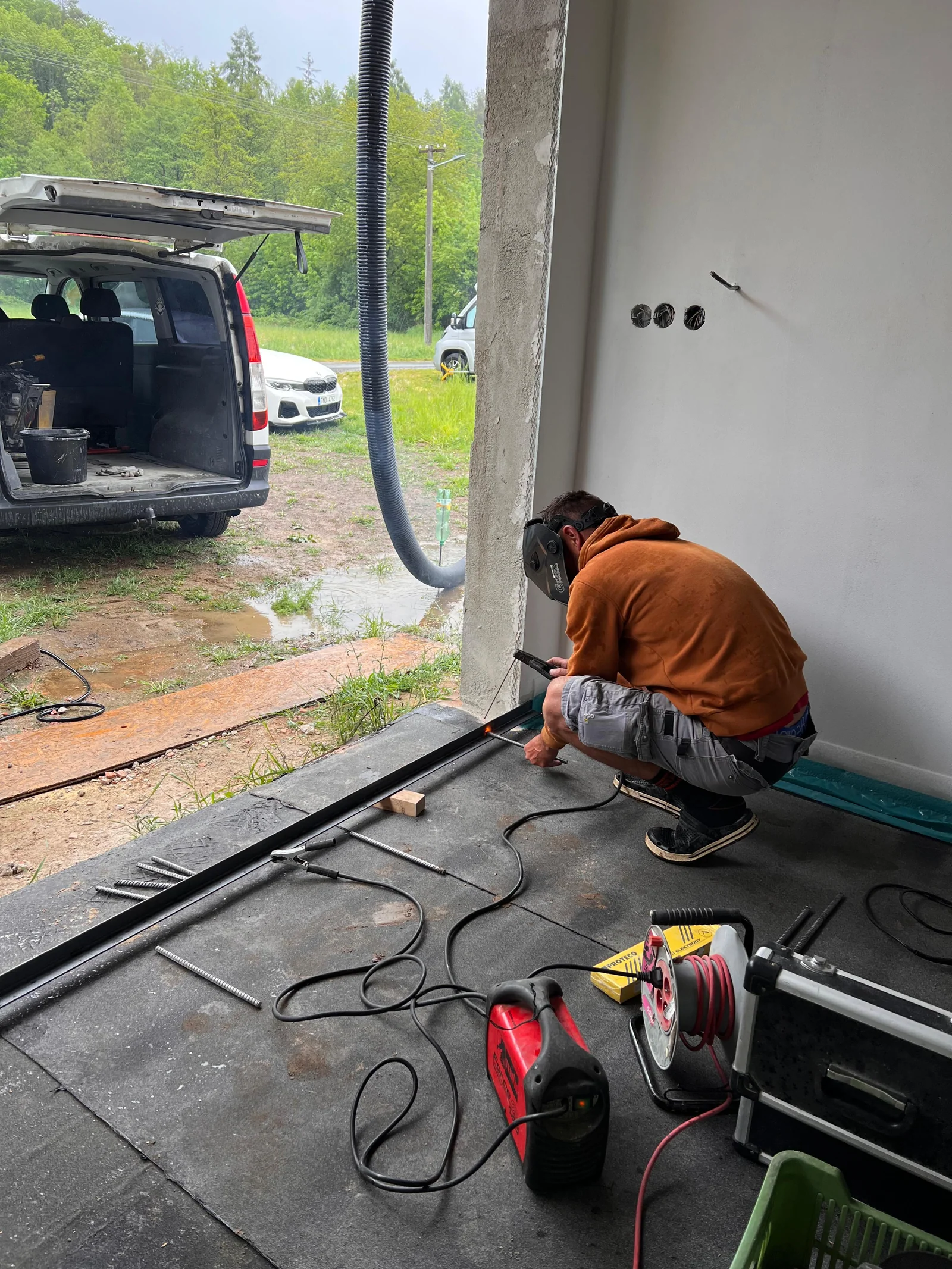 Instalace L-profilů na hranice garáže před betonáží