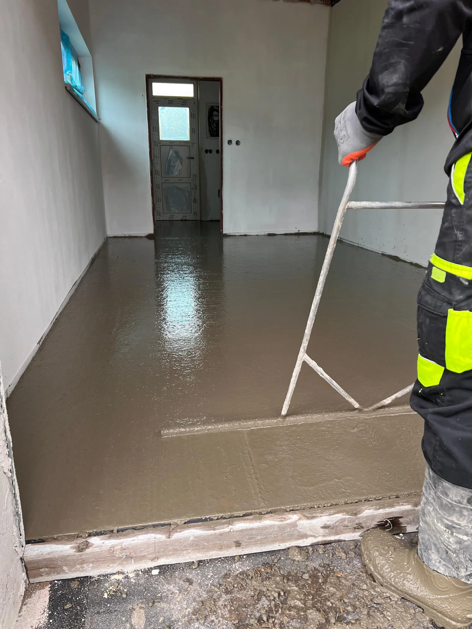 Nivelace čerstvého betonu — garáž Bělkovice-Laštany