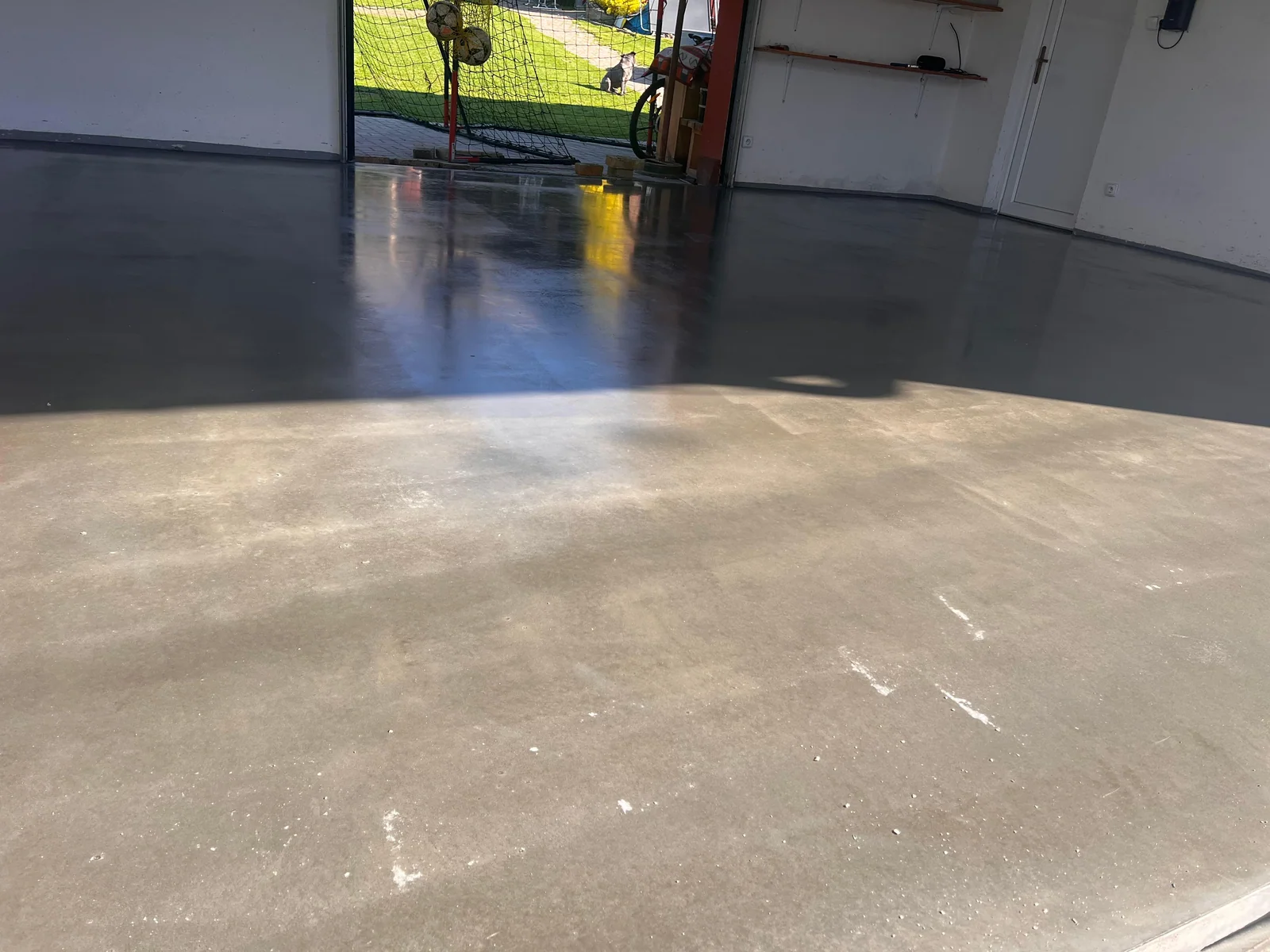 Finální leštěný beton po zaleštění — garáž Velké Opatovice Level 2