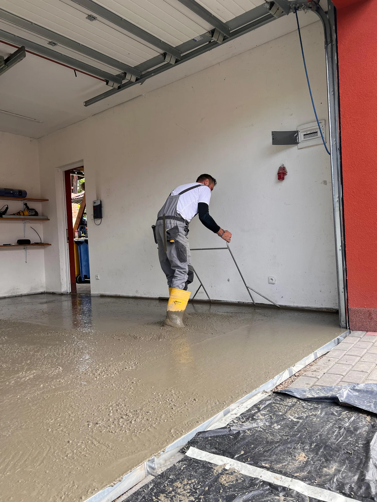 Hutnění čerstvého betonu — garáž Velké Opatovice
