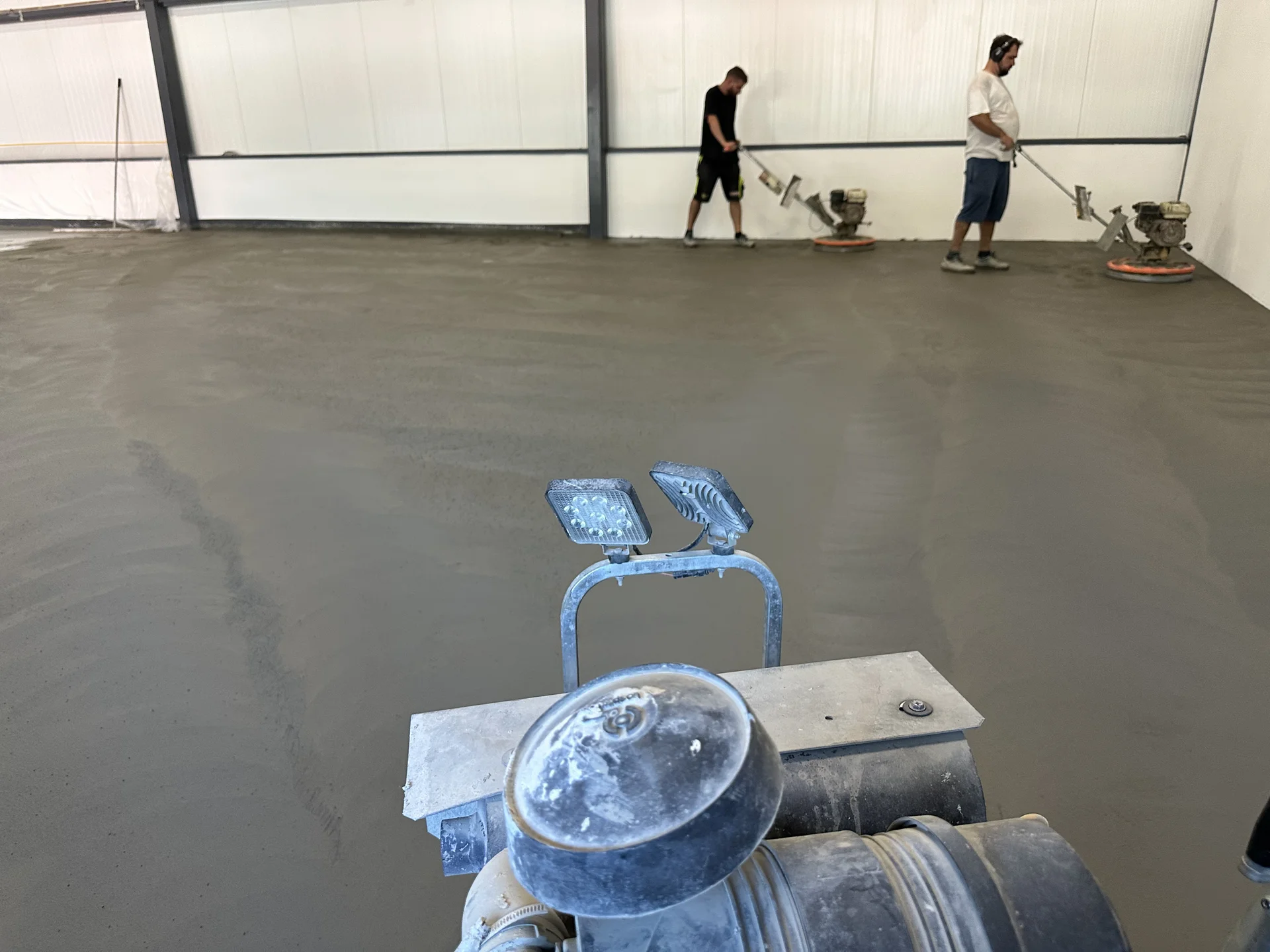 Zapracování vsypu rotačními hladičkami – leštěný beton se vsypem, výrobní hala Pardubice 1 020 m²