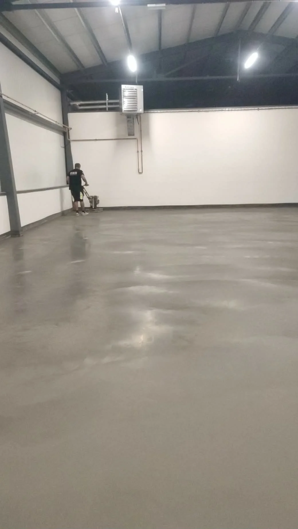 Hlazení vsypu na lopatkách, ještě před leštěním – leštěný beton se vsypem, výrobní hala Pardubice 1 020 m²
