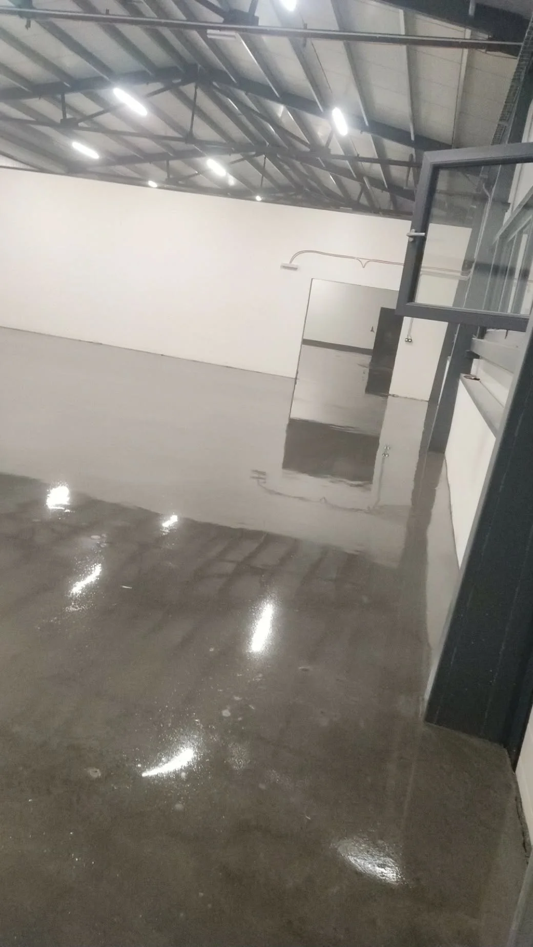 První odlesky po vyhlazení – leštěný beton se vsypem, výrobní hala Pardubice 1 020 m²
