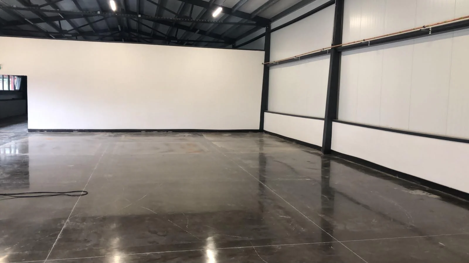 Hotová hala s nařezanými dilatačními spárami – leštěný beton se vsypem, výrobní hala Pardubice 1 020 m²
