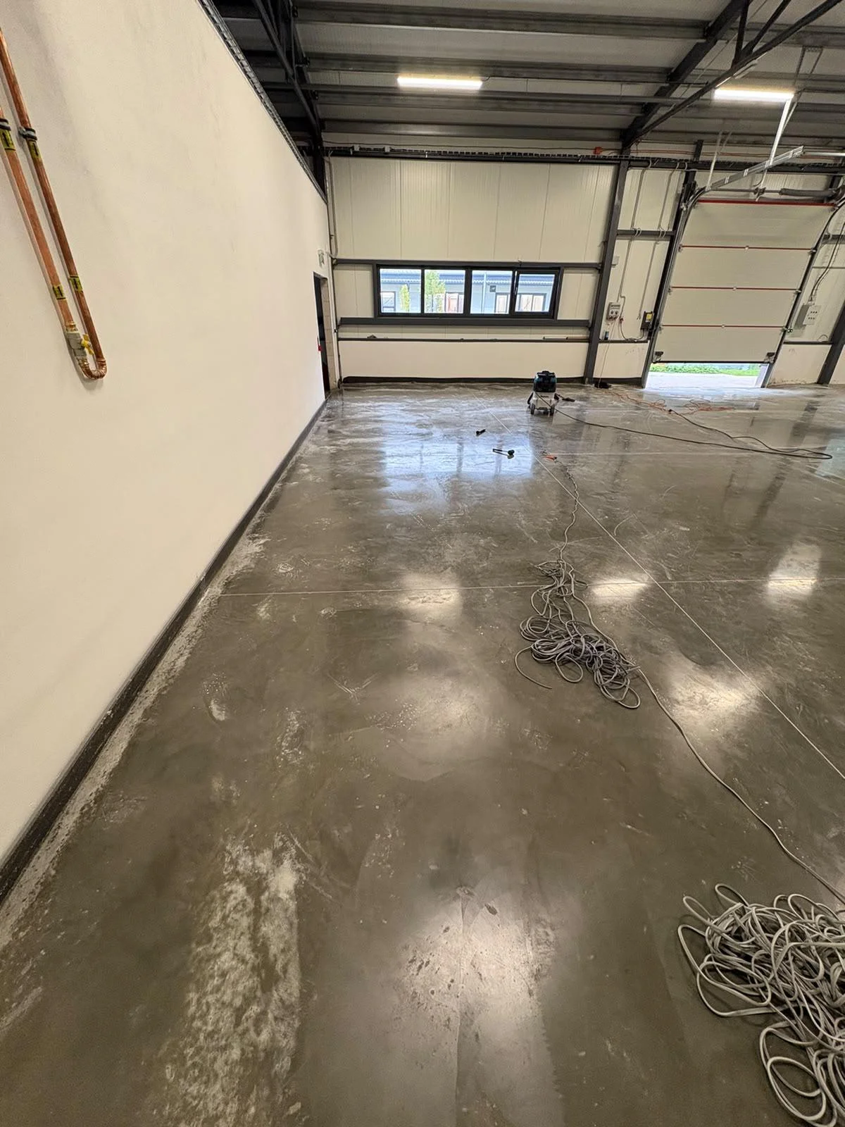 Ucpávání dilatačních spár gumovou ucpávkou Norwit – leštěný beton se vsypem, výrobní hala Pardubice 1 020 m²