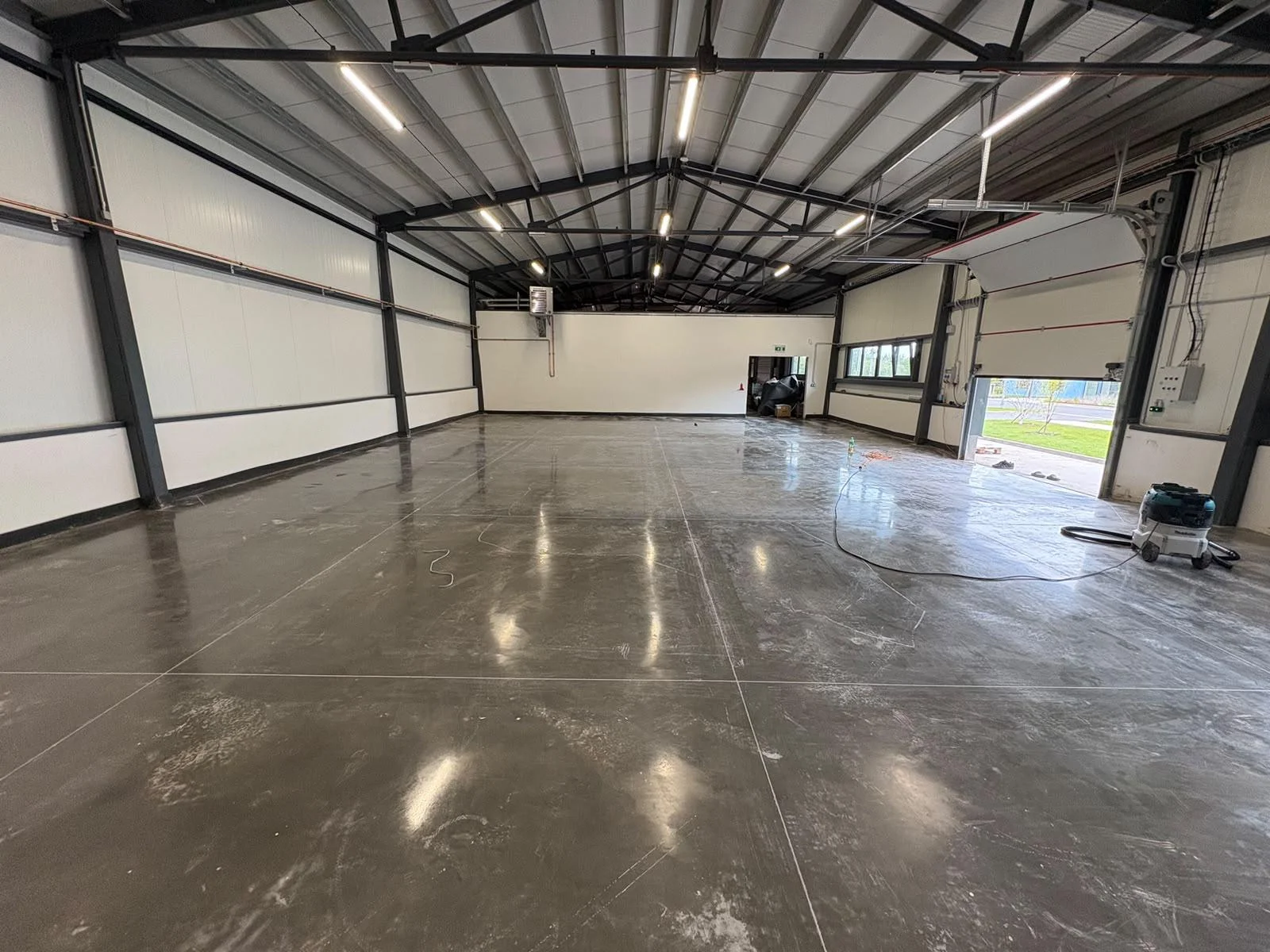Leštěný beton se vsypem ve výrobní hale Pardubice — hotová podlaha 1 020 m² s nařezanými dilatačními spárami