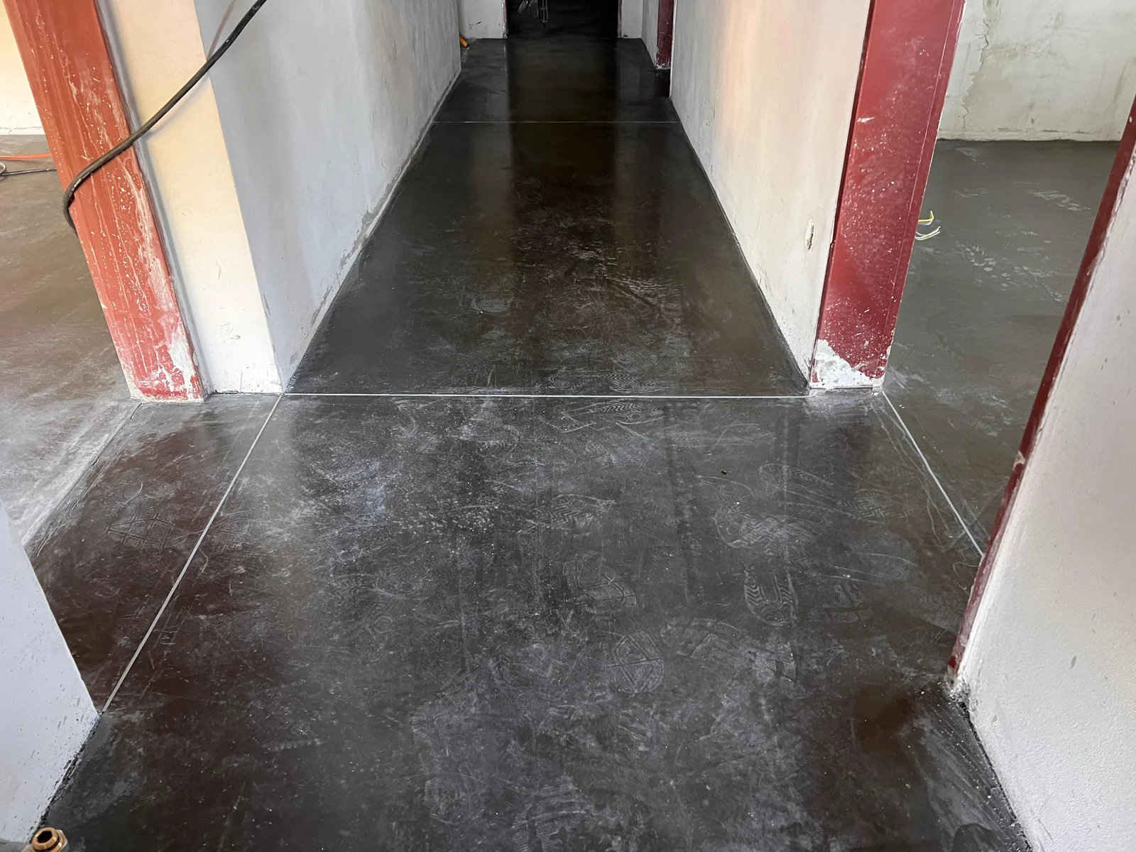 Finální leštěný beton v suterénu RD Olomouc — Level 1 polomat