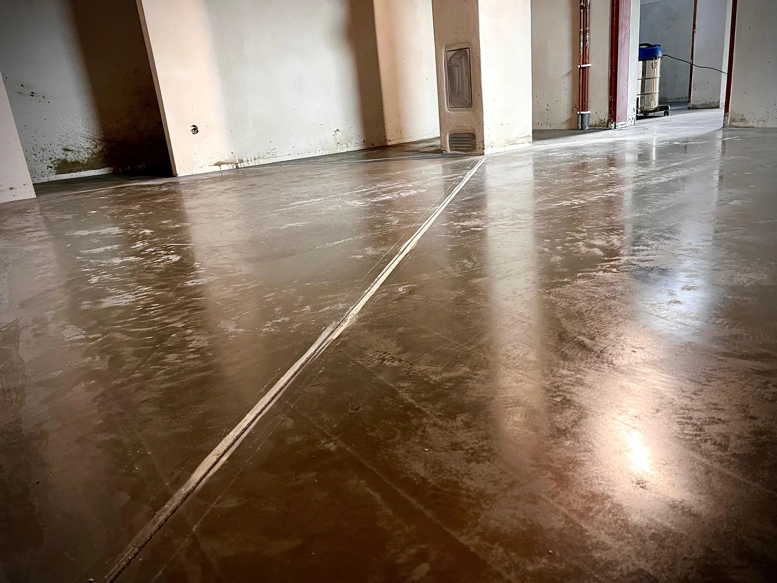 Detail řezání dilatačních spár v leštěném betonu