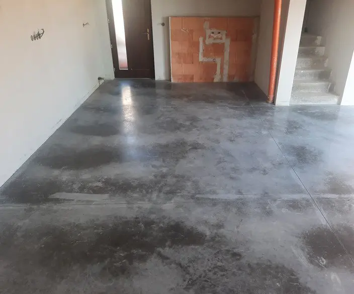 Leštěný beton v rodinném domě Ostrava 140 m² — industriální styl, MO Betony