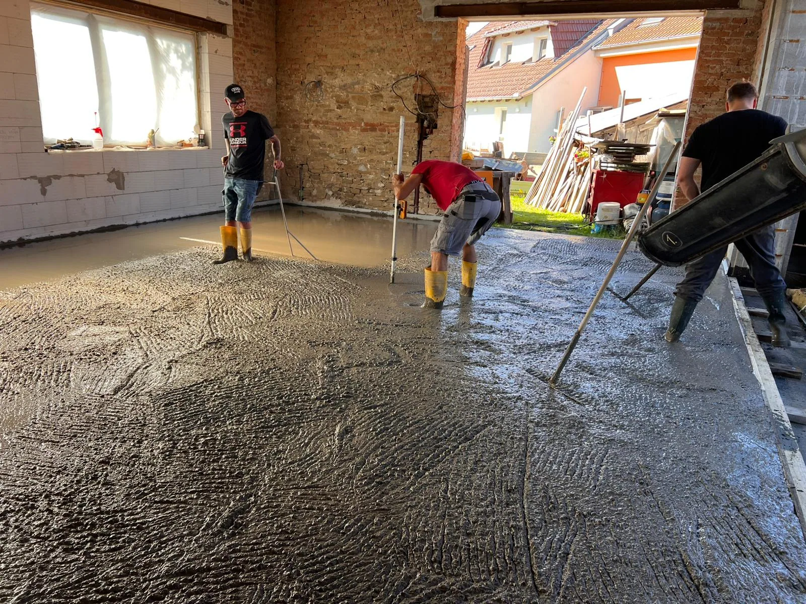 Začátek betonáže podkladního betonu C25/30 a rovnání — garáž Ostrovačice