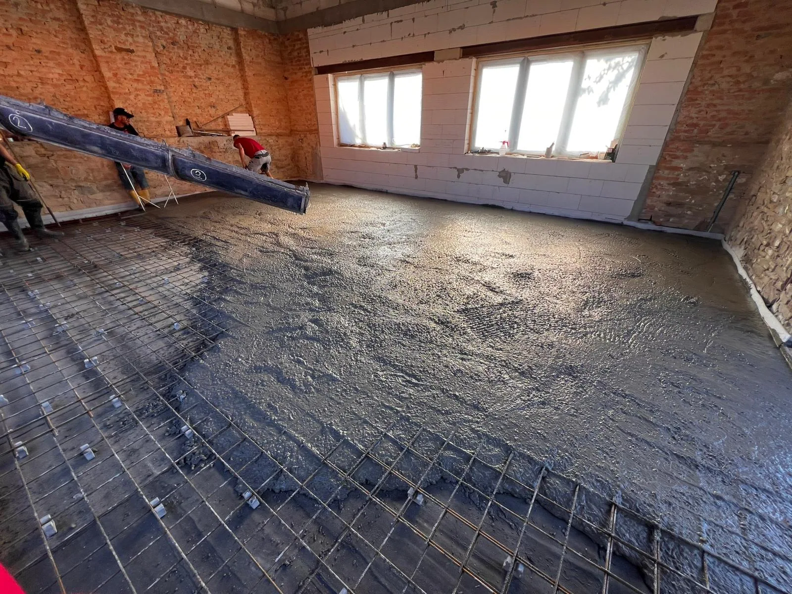 Betonáž podkladního betonu C25/30 ve vrstvě 125 mm — garáž Ostrovačice u Brna