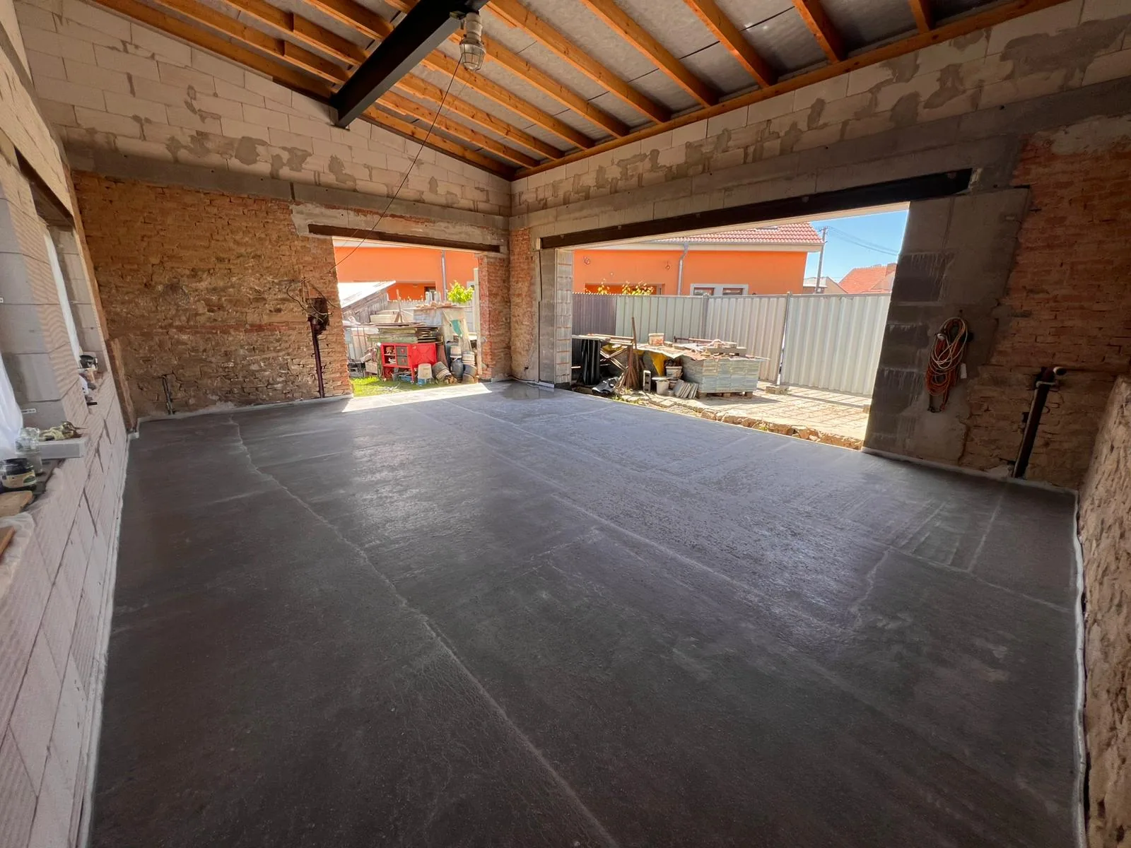 Hotová podlaha 24 hodin po betonáži podkladního betonu — garáž Ostrovačice
