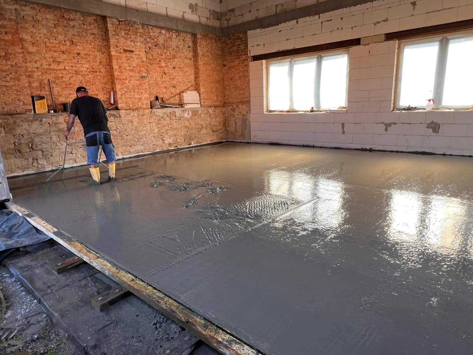 Nivelace a rovnání podkladního betonu do naprosté roviny — garáž Ostrovačice