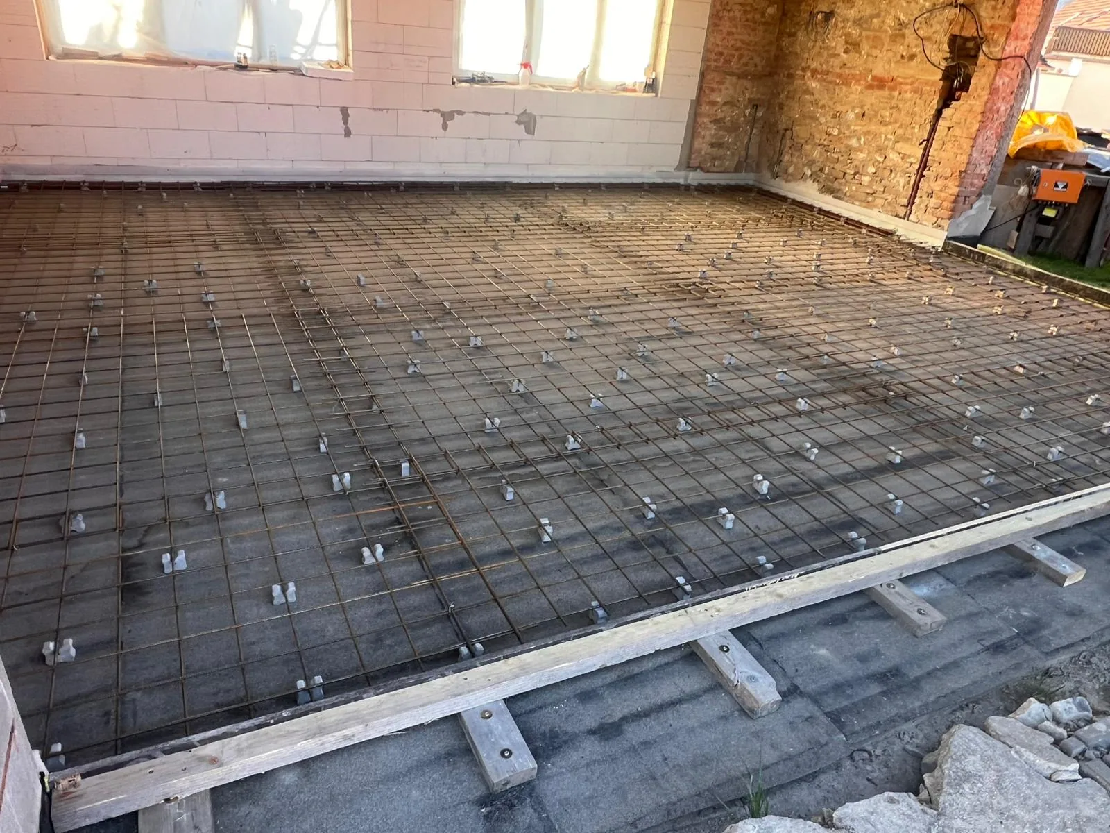 Podkladní beton Ostrovačice — kari síť na 4cm distančních podložkách, příprava před betonáží