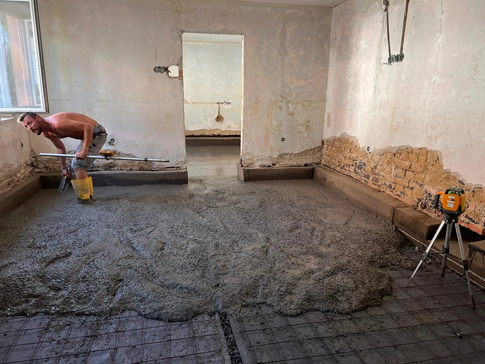 Betonování podkladního betonu C25/30 a měření výšek nivelákem — RD Rozstání