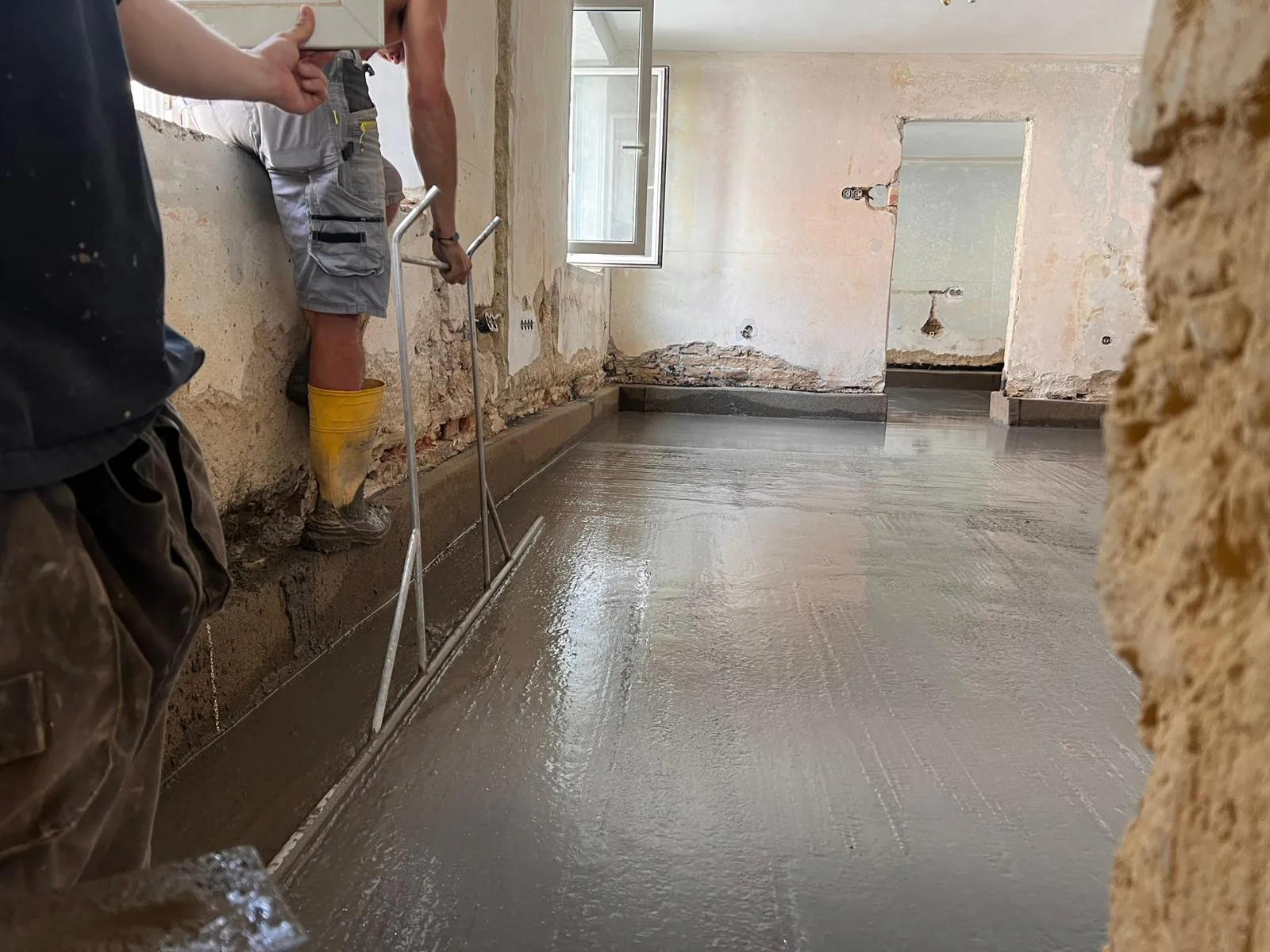 Finální rovnání podkladního betonu do roviny — RD Rozstání