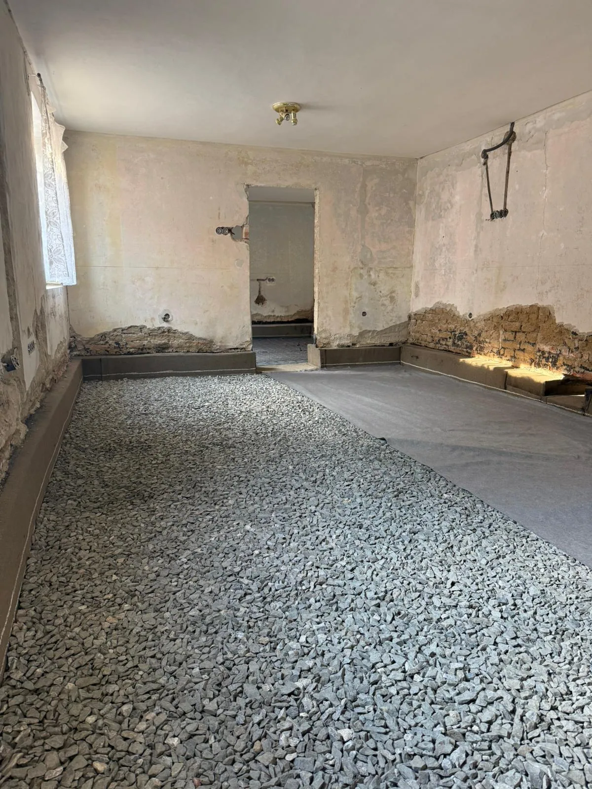 Hutnění štěrkového podsypu před podkladním betonem — RD Rozstání