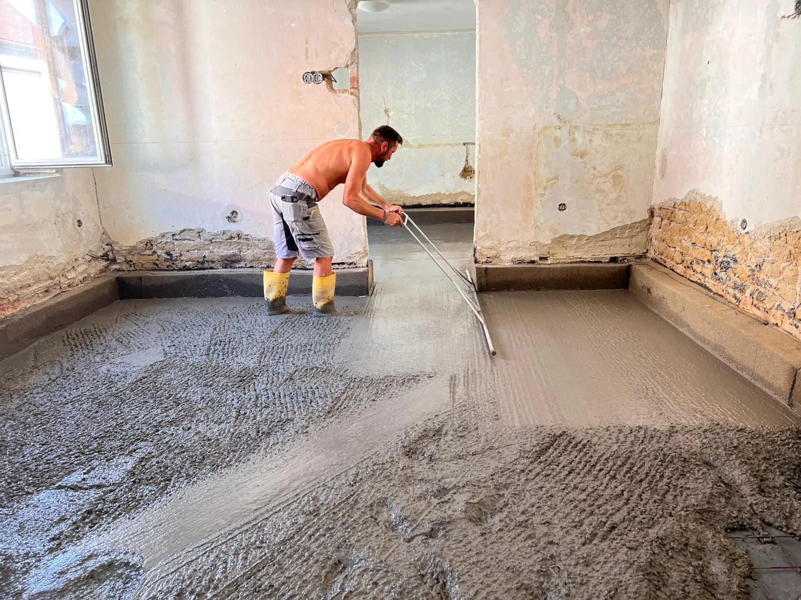 Nivelace a rovnání čerstvého podkladního betonu do roviny — RD Rozstání