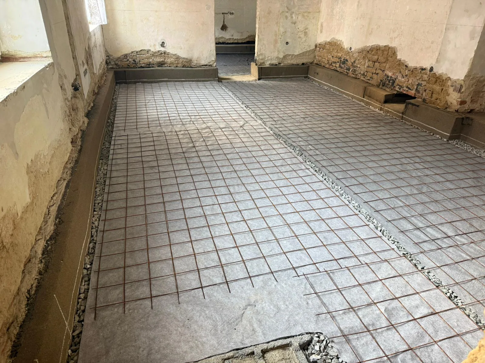 Kari síť na distančních podložkách připravená pod podkladní beton — RD Rozstání