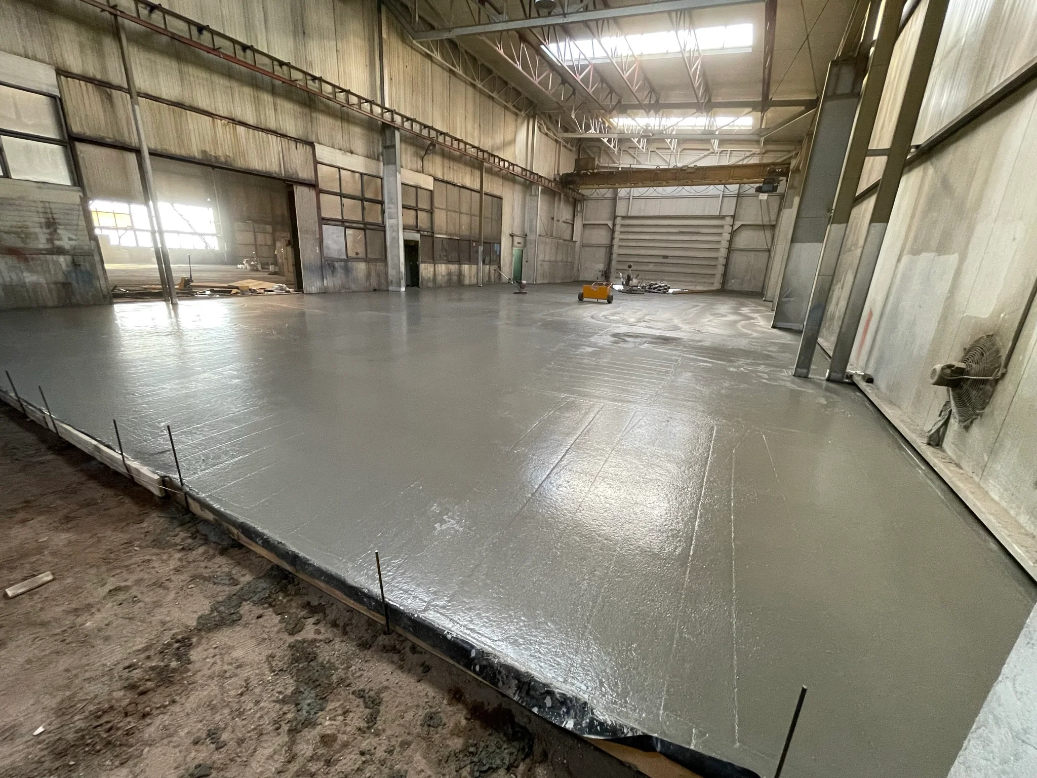 Lití drátkobetonu C20/25 v CNC výrobně Zlín