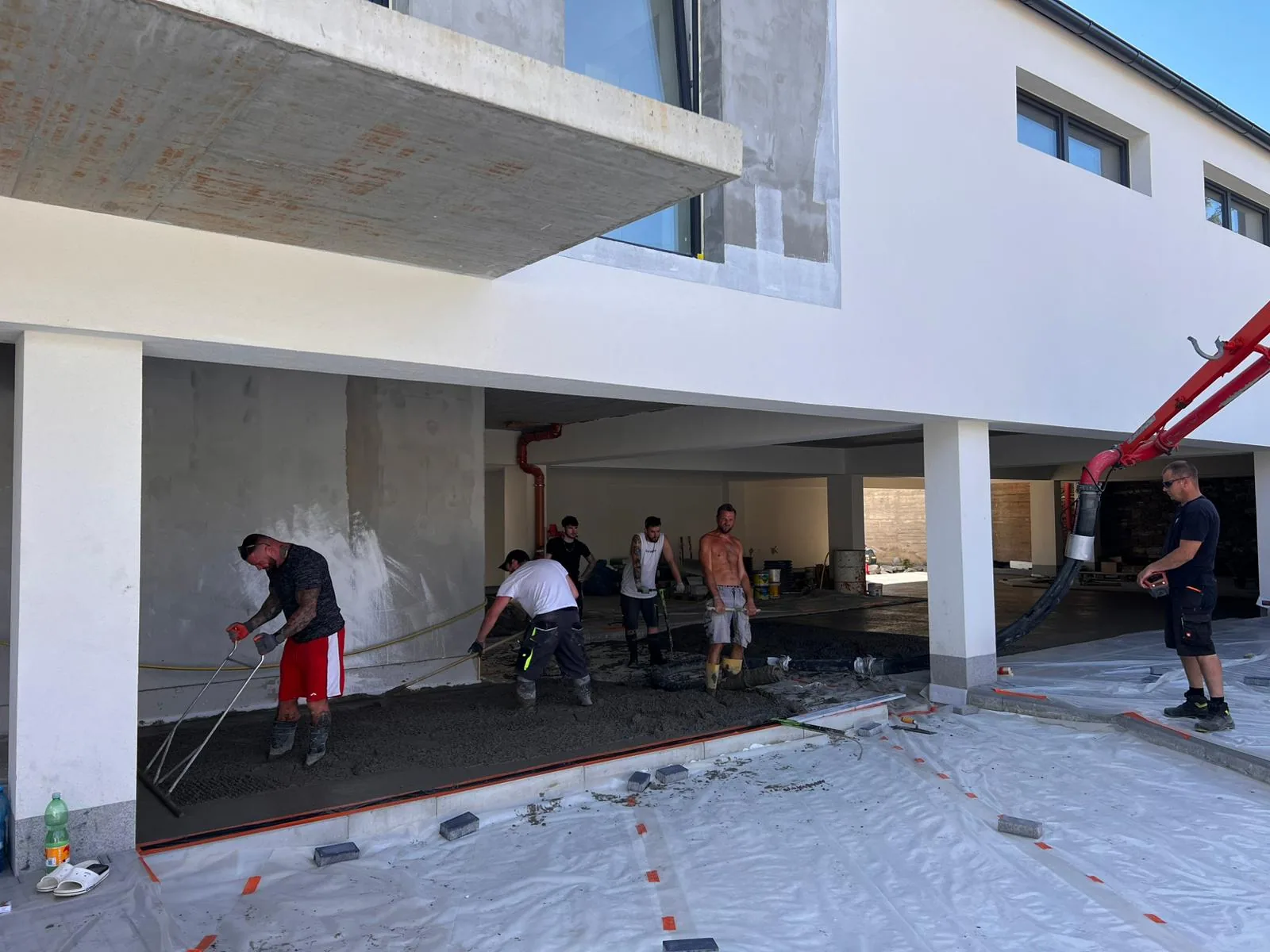 Betonáž parkoviště – ukládání betonu C30/37 vyztuženého makrovlákny