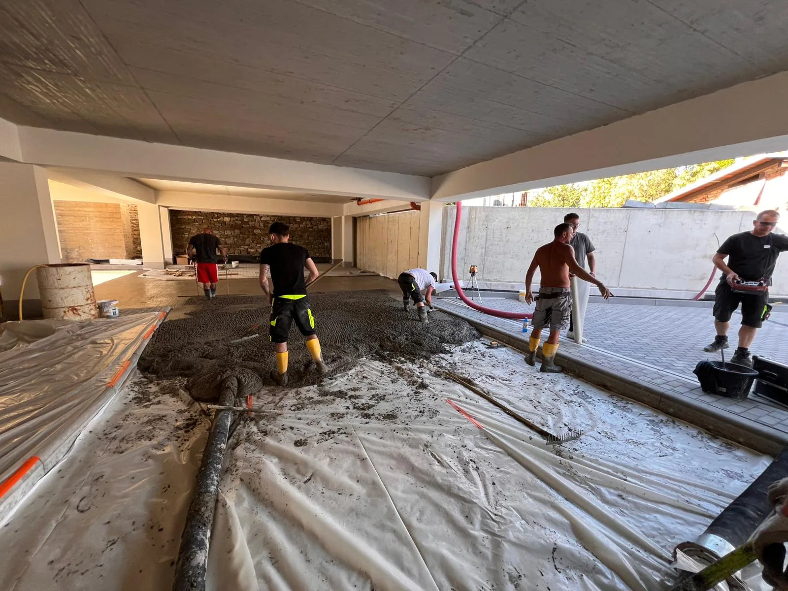 Ukládání betonu na ploše parkoviště Olomouc – průmyslová podlaha