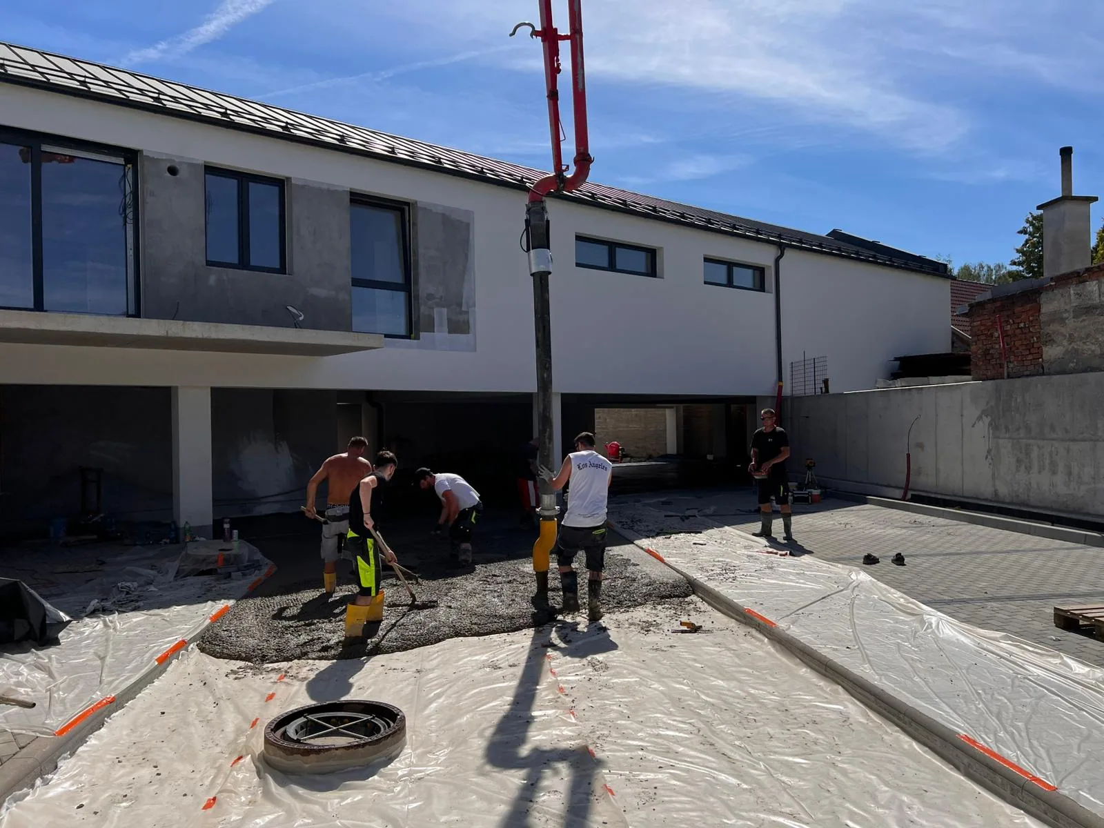 Parta MO Betony při realizaci betonové podlahy v Olomouci. Průmyslová podlaha česaný beton