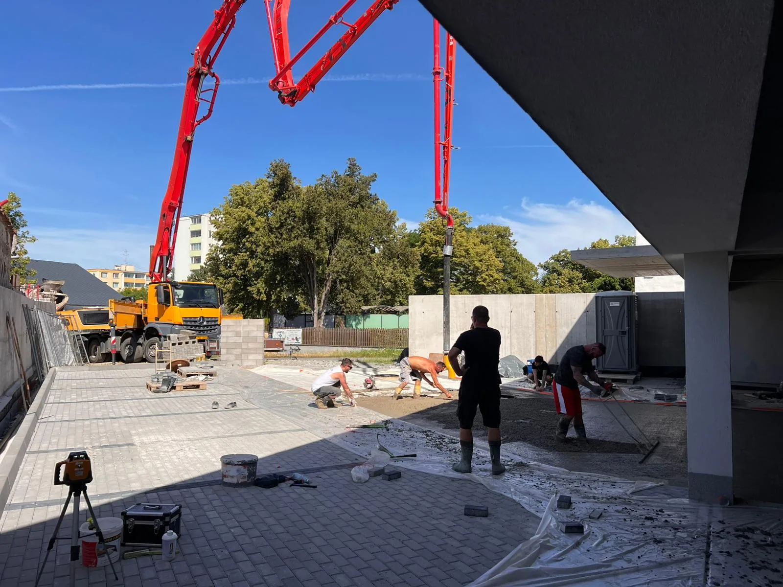 Betonáž venkovní plochy autočerpadlem — realizace česaného betonu, parkovací dům Olomouc