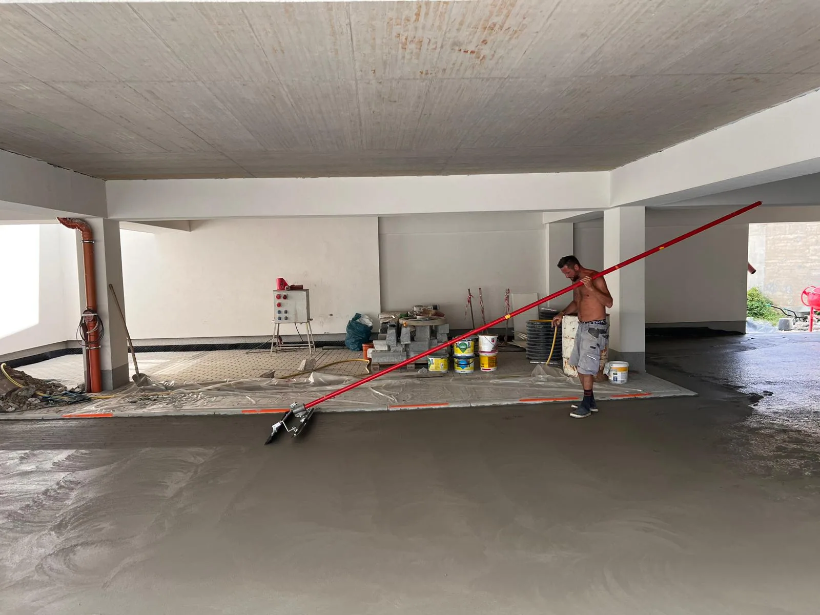 Stažení a zpracování čerstvého betonu do roviny před finální úpravou povrchu