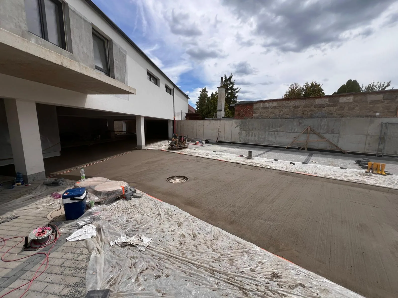 Česaný beton parkoviště Olomouc 250 m² — venkovní průmyslová podlaha s makrovlákny