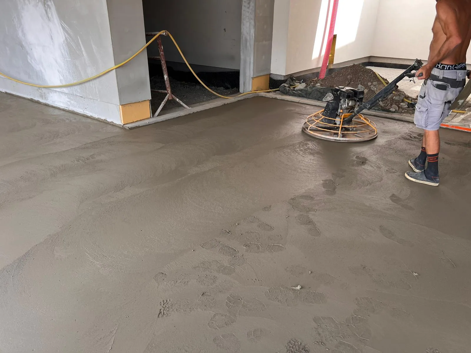 Strojní hlazení betonu 90cm hladičkou – průmyslová podlaha Olomouc