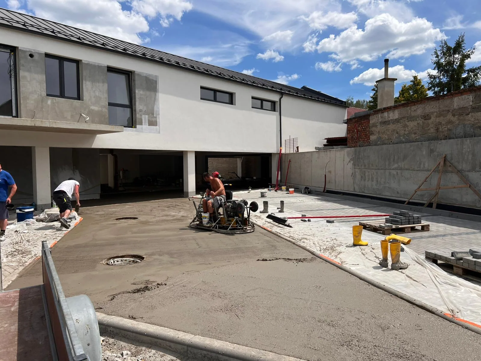 Strojní hlazení betonové plochy parkoviště – česaný beton Olomouc