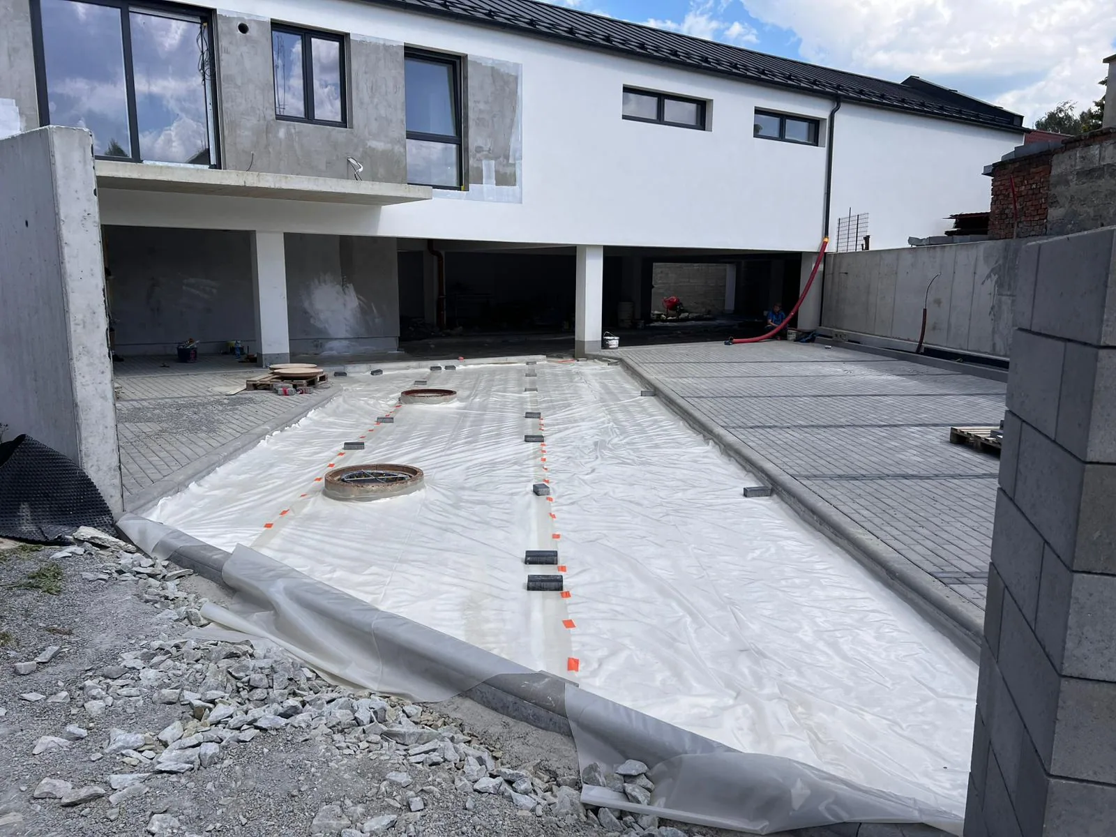 Připravený zhutněný podklad pod průmyslovou betonovou desku parkoviště Olomouc