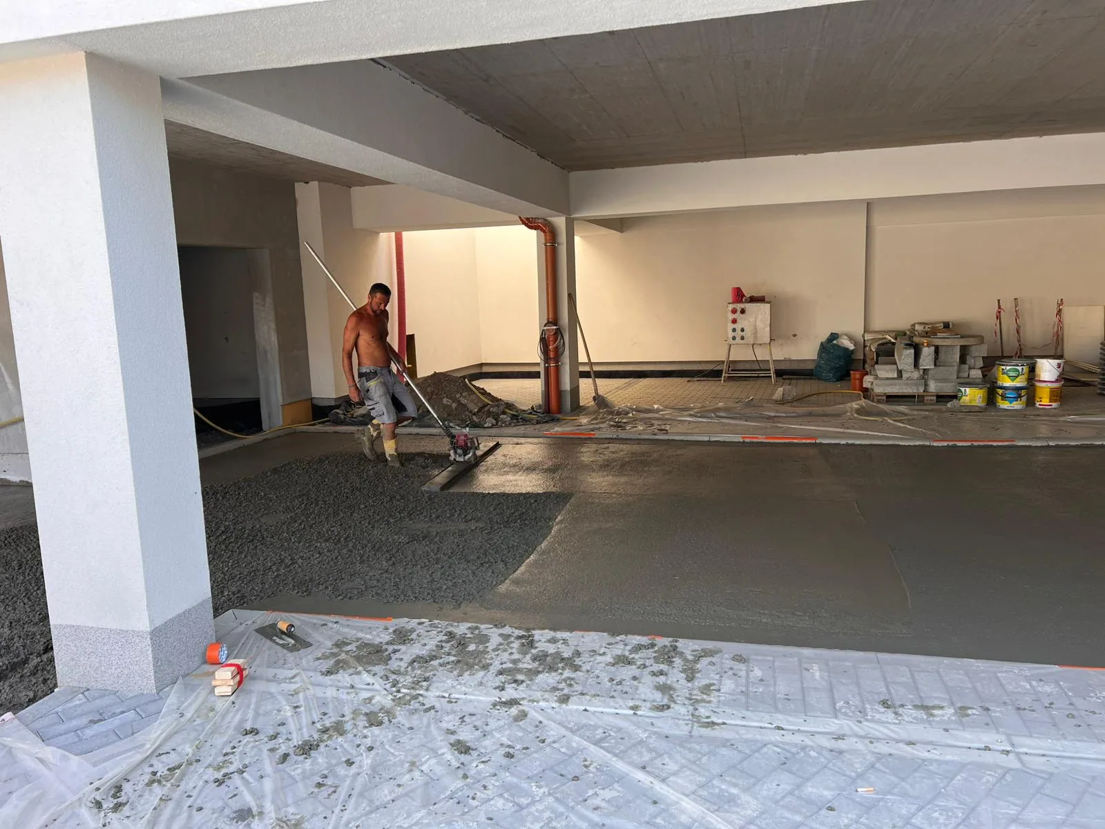 Vibrování a srovnání betonu do roviny – parkoviště Olomouc