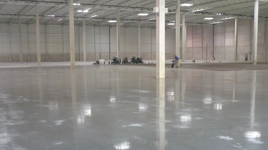 Průmyslová podlaha ve výrobní hale